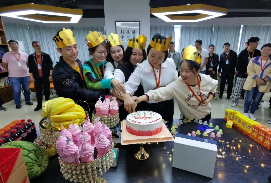 AG真人国际家文化：当生日撞上中秋，，，让快乐带上团圆，，，一起过节！_AG真人国际